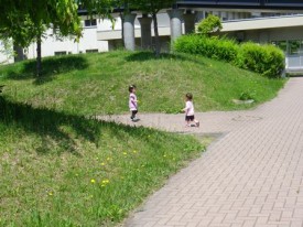 お花をみつけたり、走ってみたり…