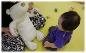 沼田さんにあやされるKくん♪