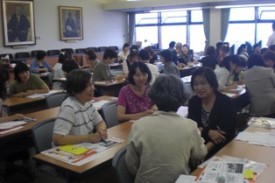 「家庭訪問を必要とする家庭について」、熱心に参加者がグループトークをしています。