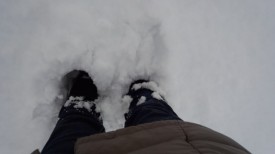 雪に埋まる私の足元(ひざ下まで雪！)