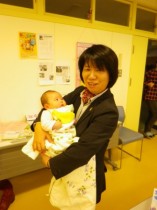 中村先生も赤ちゃん抱っこ♪　よし、よし…