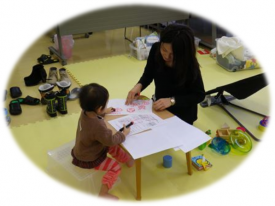 お姉さんと一緒にお絵かき