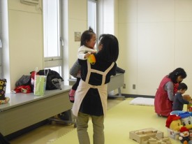 ママが勉強中はシッターさんがヨシヨシしてくれます♪