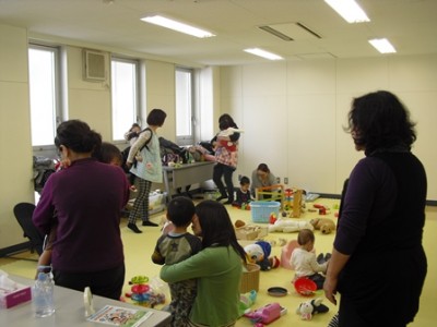 「保育サポーターひよこちゃん」のみなさんが、ママからチビちゃんたちを託され、託児スタート！