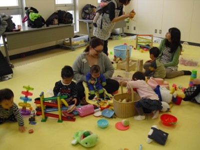 そのうちにみんなで遊び始めたり…