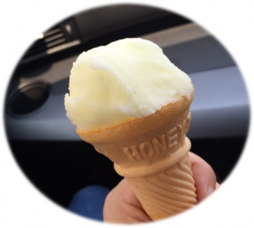 弘前のアイス、好き♪ 食べかけですが…