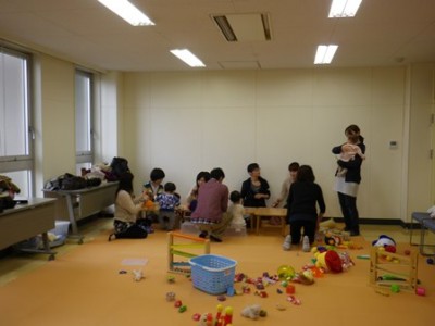 今日のお昼は、みんなでテーブルを並べて1か所で♪