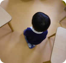 ひざを折ったかわいい後ろ姿のDくん❤