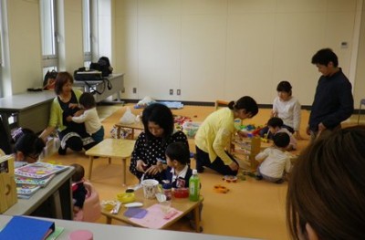 お昼…みんな食べ終わって片付けのころ…