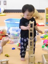 新しい積み木で、さっそく遊んでみたよ♪