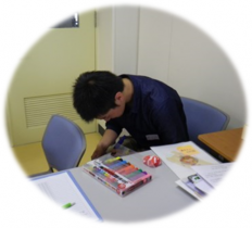 色紙にメッセージを書く“準スタッフ”Yくん