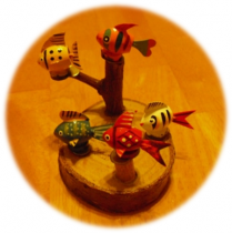 風が吹くと尾びれが揺れる、五稜郭みやげのぎんなん細工♪