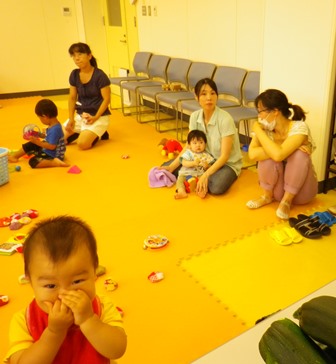 カメラ目線で口をおさえるKくん♪