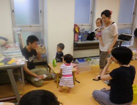 大きいお兄ちゃん(Yくん)が来ると、自然にチビちゃんが寄って行きます♪