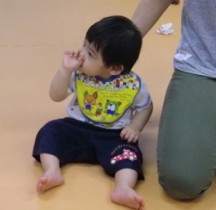 その場面は撮れなかったけど、つかまり立ちするようになったKくん♪