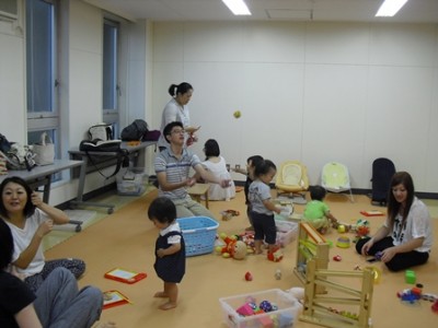 外が真っ暗な頃、中ではYくんがお手玉披露♪