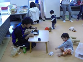 昼過ぎに来たYくんも、ココかれでお弁当