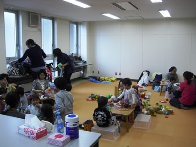 お昼はあちこち、小さなテーブルを囲んで♪