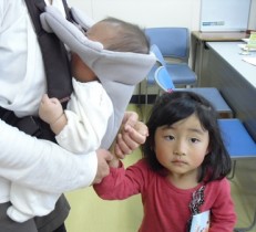 おねんねさん、ここにもいたんだ！でも、おんぶひもでお顔見えず、残念！