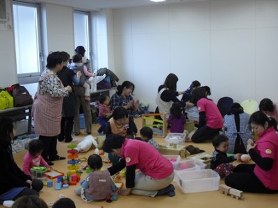 シッターさん&スタッフ入り乱れて託児スタート!