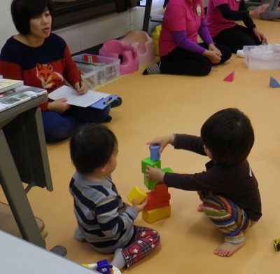 2人で、順番に積み木を積み上げてま～す！　