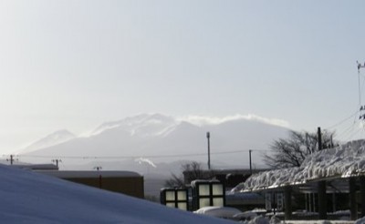 遠くにかすかに見える八甲田山