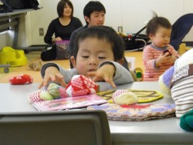 「もらってけへ～」コーナーにお手玉を加えるOくん