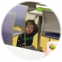 イスの間からチラリ