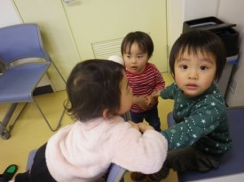 入り口付近の3人組