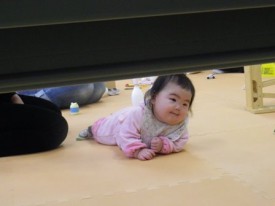 机の下から見えたハイハイ姿❤