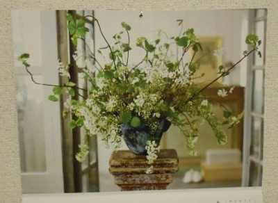 お花のカレンダーは、白と緑でフレッシュな感じ♪