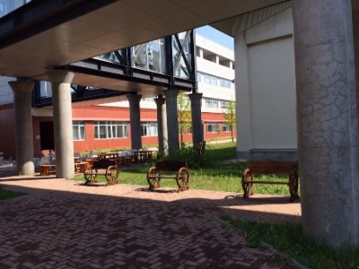 学食の近くの通路に新しいベンチ発見！！