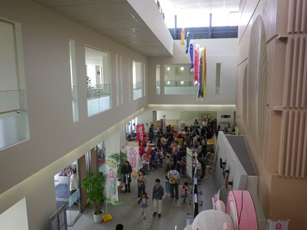 こいのぼりも上からお客様をお出迎え♪