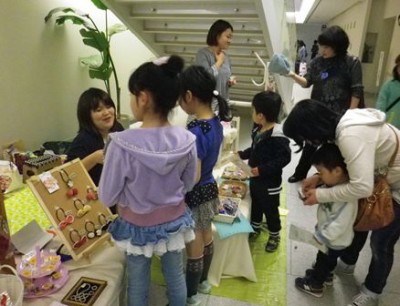 フリーマーケットコーナーには、ココネット手芸部も出店！