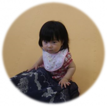 ママのおひざのところで…Sちゃん