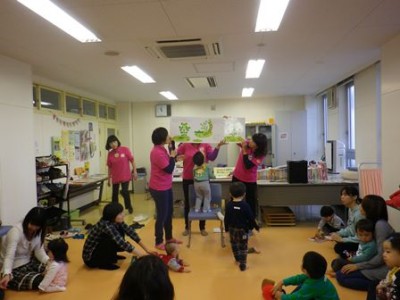 だんだん絵本の位置が高くなります(^^)