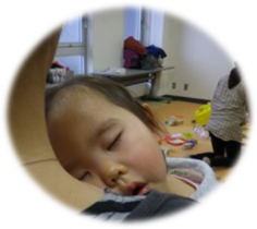 ママの胸でおねんねさん!みっけ♪