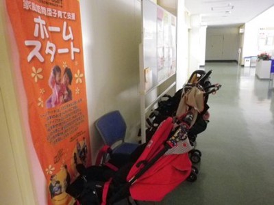 ベビーカーが並ぶ…雪が降る前のしあわせ♪