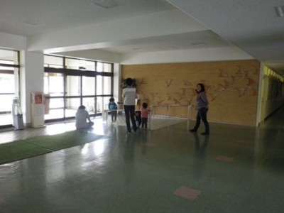 外は寒いから、ろうかのお散歩