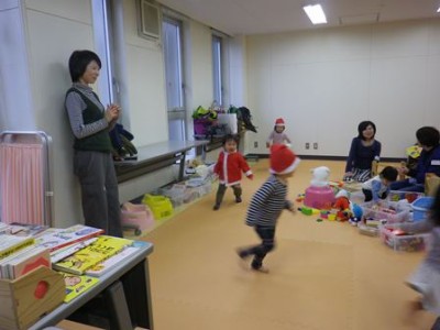 サンタの上着を着た人と、サンタの帽子をかぶった人たちが走ります!