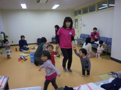 木幡さんを誘って踊る3人