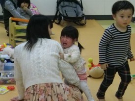 あ!かまったら泣かれちゃった!ティッシュとりに行かなきゃ!