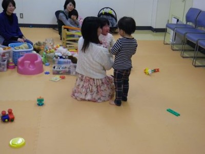 ティッシュで涙をふいてあげるKくん