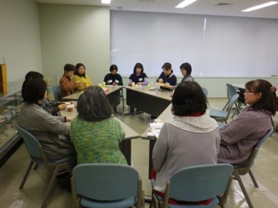 デザートのケーキを食べながら懇談