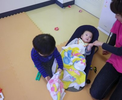 よその弟くんにバスタオルをかけてあげるKくん