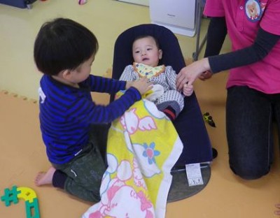 かわいい小さな手で私の小指をにぎってくれてうれしい♪