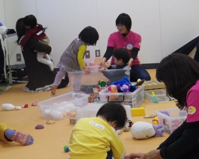 衣装ケースの車に、別のカップルも♪