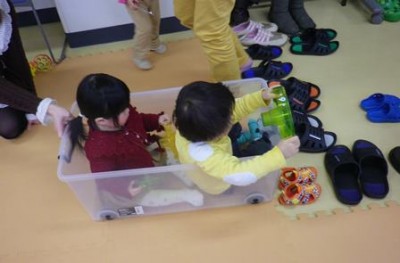 衣装ケースの車に彼女を乗せてドライブ♪