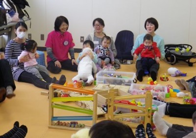 親子ペアで、おひざでぽんぽん