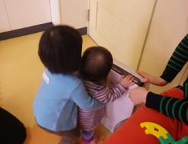 空気清浄器の上から風が出るんだよ♪　ほら♪